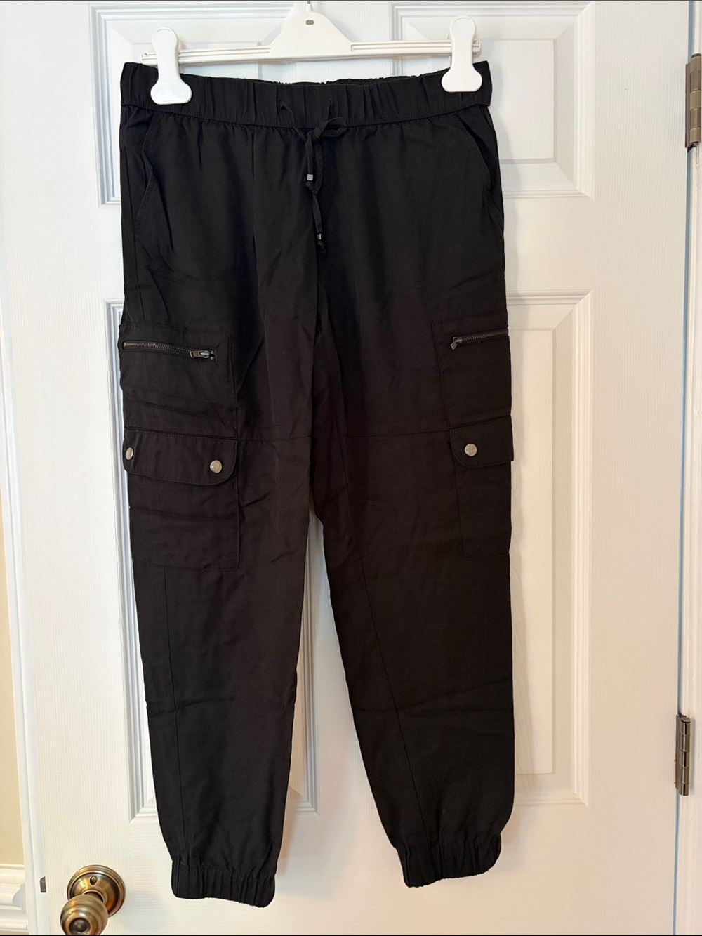 Black women’s Banana Republic Cargo Jogger Pants